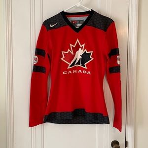 Women’s S Nike Team Canada Jersey